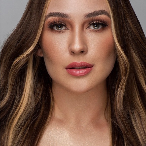 Kenia Ontiveros Beauty Go and Glow Kit - Picture 10 of 11